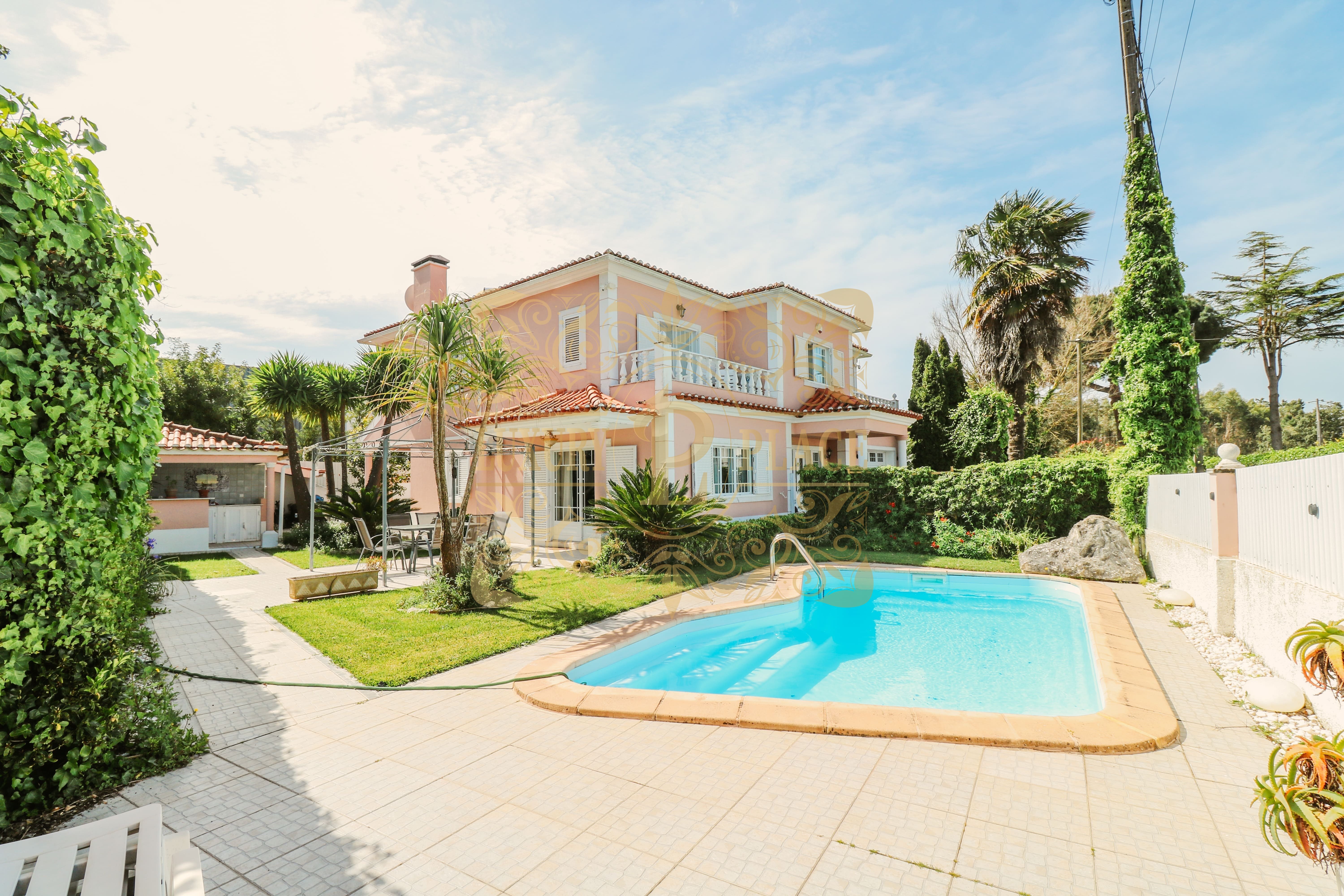 Moradia T4 com Piscina, Garagem e Anexo na Carrasqueira – A 5 minutos do centro e a 10 minutos das praias de Sesimbra

Excelente moradia T4, localizada numa das zonas mais procuradas da Cotovia, combinando conforto, espaço e uma zona exterior perfeita para usufruir durante todo o ano. Com uma distribuição prática e funcional, esta moradia é ideal para quem valoriza amplas áreas interiores, boa exposição solar e uma localização estratégica, próxima de serviços e das magníficas praias de Sesimbra.

Distribuição da moradia:
Piso térreo (r/c):

Hall de entrada espaçoso, com roupeiro embutido para arrumação extra
Sala de estar e jantar com lareira e equipada com ar condicionado, com acesso direto ao jardim e excelente iluminação natural
Cozinha ampla e totalmente equipada, com ligação direta ao jardim, ideal para quem aprecia refeições ao ar livre
Casa de banho completa com base de duche
Todas as divisões com janelas amplas, proporcionando muita luz natural e ventilação
Primeiro andar:

Quarto principal em suíte, com closet privado, varanda e uma ampla casa de banho equipada com duas banheiras, sendo uma de hidromassagem
Quarto com roupeiro embutido, varanda e ar condicionado
Quarto com roupeiro embutido e ar condicionado
Quarto com roupeiro embutido
Todas as divisões com excelente iluminação natural

Zona exterior:
Piscina privada, rodeada de espaço para espreguiçadeiras e zona de lazer
Garagem fechada com portão elétrico
Anexo transformado em escritório, perfeito para quem trabalha a partir de casa ou como espaço extra de arrumação
Zona de barbecue, ideal para refeições e convívios ao ar livre
Furo, garantindo abastecimento de água para piscina, rega e outras utilizações
Painéis solares para aquecimento de águas, proporcionando maior eficiência energética

Localização:
A apenas 5 minutos do centro da Cotovia, com supermercados, farmácia, escolas, bancos, restaurantes e transportes
A 10 minutos das praias de Sesimbra, incluindo Praia da Califórnia, Praia do Ouro e Praia do Meco
Zona residencial tranquila, com bons acessos à EN378 e rápida ligação a Lisboa

Características adicionais:
Ar condicionado em várias divisões
Roupeiros embutidos em todos os quartos
Excelente exposição solar
Divisões amplas e bem iluminadas
Construção sólida e acabamentos de qualidade
Uma moradia completa, com espaço e conforto para toda a família, numa localização de excelência entre o campo e o mar.

Marque já a sua visita e venha descobrir a sua futura casa!

Gestora do Imóvel : Carla Marques