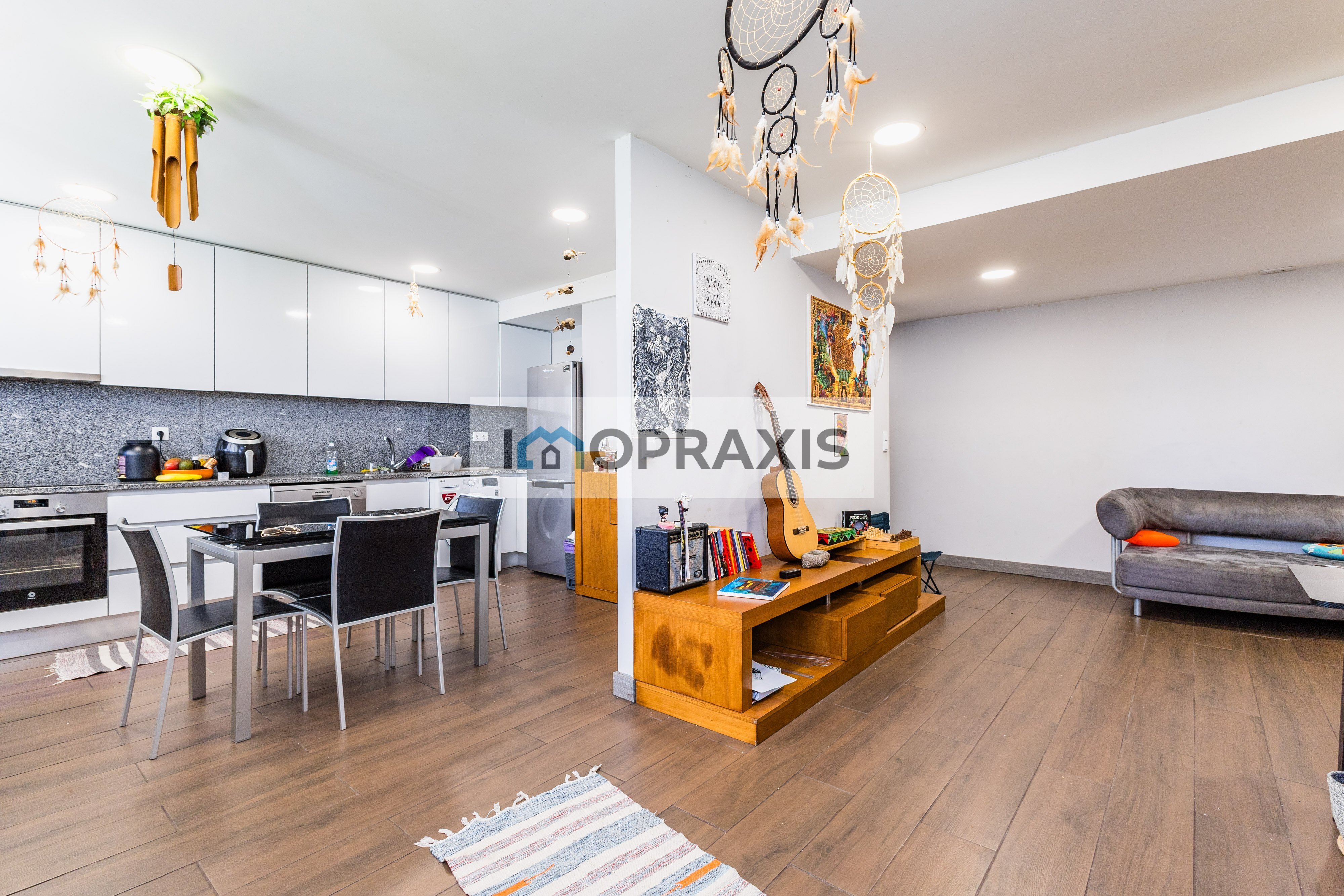 Apresentamos este agradável apartamento T1 renovado, localizado numa zona central de Leiria, ideal para quem procura conforto, praticidade e proximidade a todos os serviços do dia a dia.

O imóvel dispõe de boa exposição solar, uma sala acolhedora, um quarto e uma casa de banho equipada com cabine de duche. É vendido mobilado, proporcionando uma solução funcional e confortável, pronta a receber uma nova utilização.

Atualmente, o imóvel dispõe de licença de utilização para comércio e serviços, encontrando-se em curso o processo de alteração da utilização para habitação.

A sua localização é uma das suas principais vantagens, encontrando-se próximo de transportes públicos, comércio, serviços, escolas primárias e secundárias, supermercados e zonas de lazer, incluindo jardins e percursos pedonais.

Pela sua localização central e pelas suas características, constitui uma opção interessante para investimento ou futura utilização habitacional.

Uma oportunidade para quem procura um imóvel renovado, mobilado e com uma localização central, próximo de todas as comodidades.

Entre em contacto para mais informações.