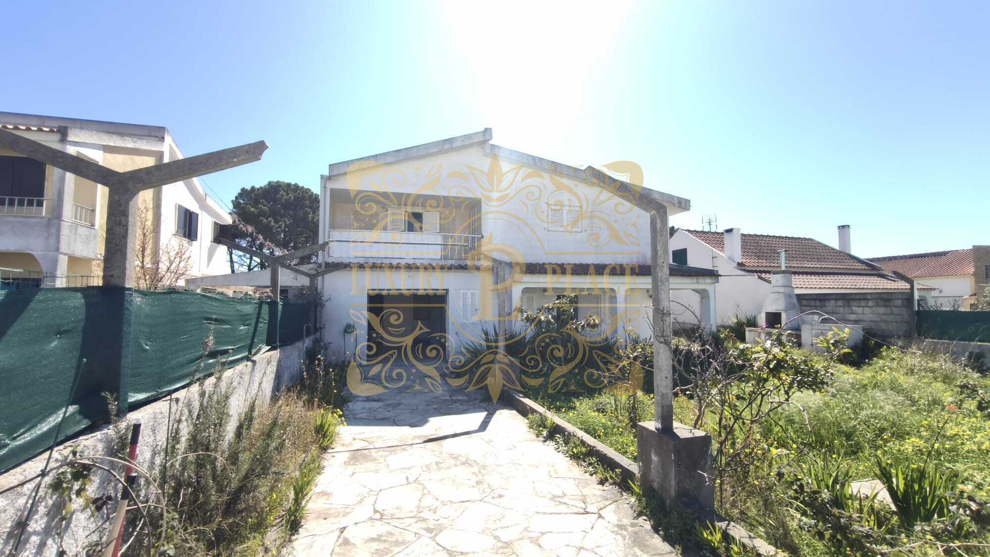 Moradia situada na Lagoa de Albufeira, inserida numa zona tranquila e muito procurada, próxima da natureza e a poucos minutos da praia.

Trata-se de uma moradia T3 composta por dois pisos, que já conta com algumas intervenções realizadas, encontrando-se ainda outras por concluir. Esta situação permite ao futuro proprietário terminar a obra ao seu gosto, escolhendo materiais, acabamentos e adaptando os espaços às suas necessidades.

Ao nível estrutural, a moradia oferece ainda a possibilidade de alteração da tipologia e redistribuição das divisões interiores, permitindo criar uma configuração mais moderna e funcional, ajustada ao estilo de vida de quem a habitar.

O imóvel está implantado num lote totalmente murado com 302 m2, garantindo privacidade e segurança. No exterior existe um furo de água, uma zona já destinada a churrasqueira e uma área com excelente potencial para criação de uma piscina ou ampliação da zona de estacionamento coberto.

A canalização foi executada em sistema multicamada, garantindo maior durabilidade e eficiência nas instalações hidráulicas.

A localização na Lagoa de Albufeira é um dos grandes pontos fortes desta propriedade, conhecida pela sua tranquilidade, proximidade ao mar e envolvente natural única. A poucos minutos encontram-se a praia da Lagoa de Albufeira e as praias do Meco, bem como comércio local, restaurantes e serviços.

Uma excelente oportunidade para quem procura terminar uma moradia ao seu gosto, numa das zonas mais procuradas da região, ideal para habitação permanente, casa de férias ou investimento.

Gestor do Imóvel: Fernando Pedrosa