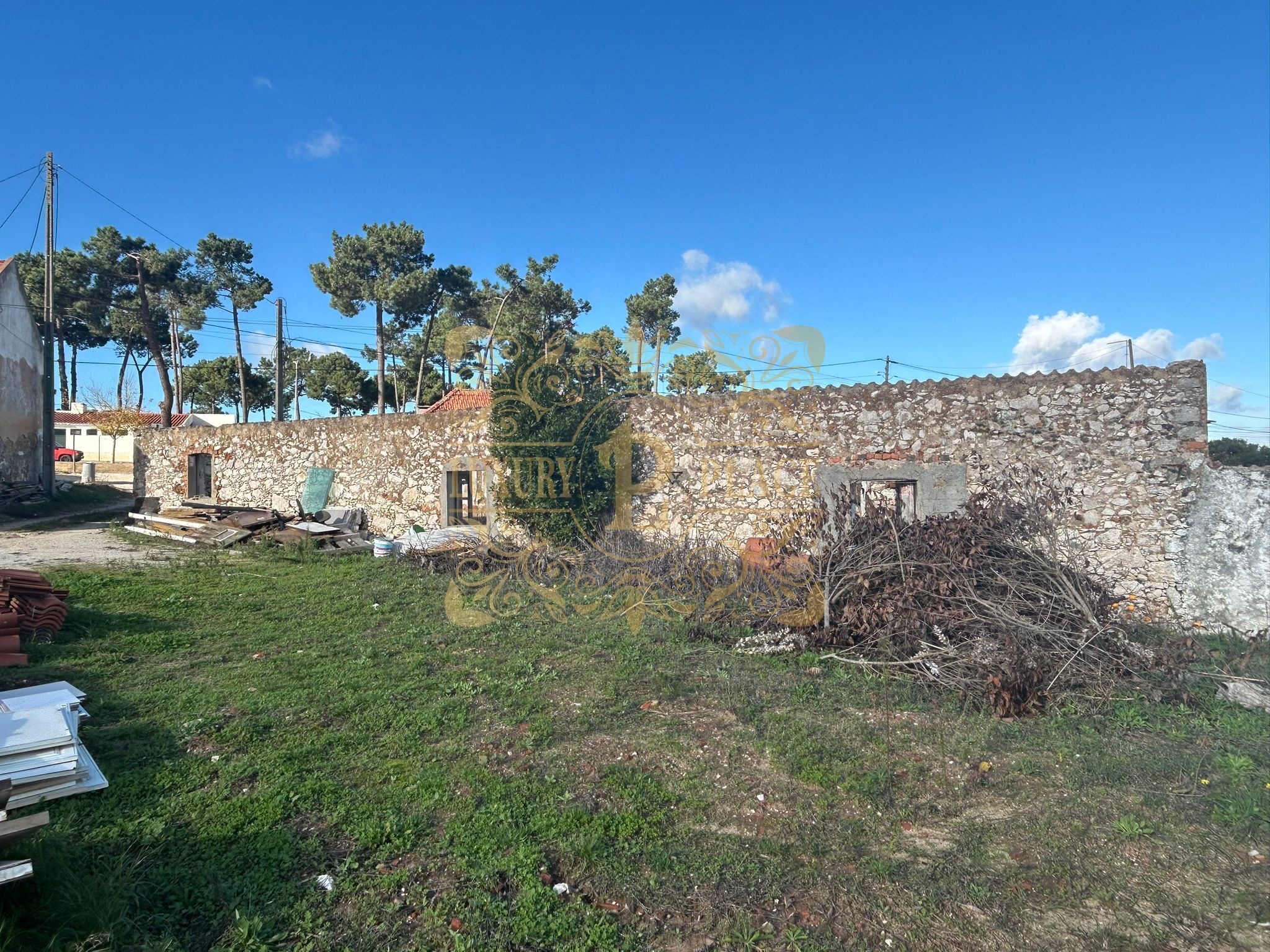 Lote de terreno para construção  , situada na zona da maça Sesimbra  , perto das escolas e transportes . 
Neste lote existe a viabilidade de construir 9 fogos ou edifício de até 3 pisos 

Contato- André Lopes