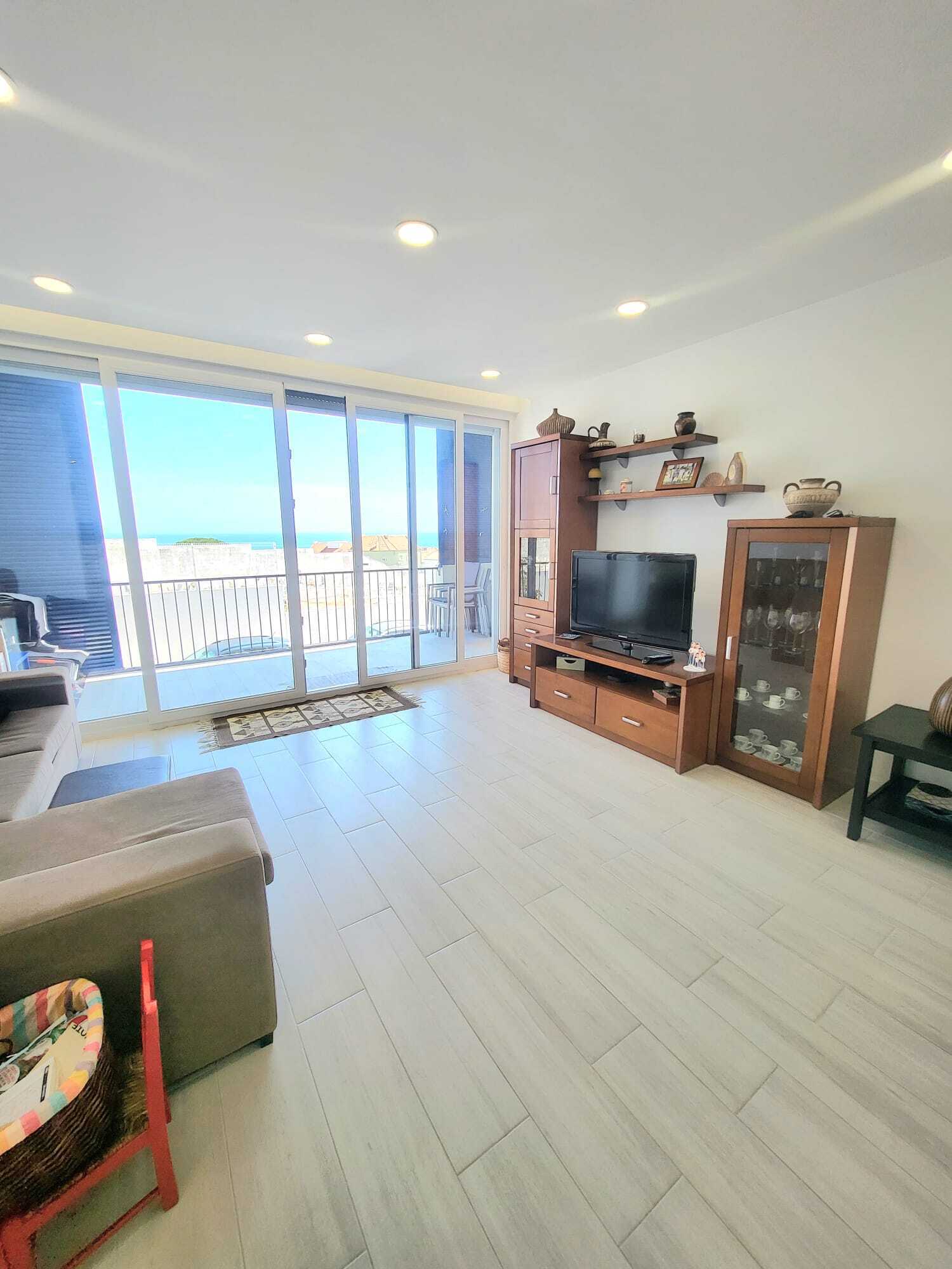 Este excelente apartamento T1 é a combinação perfeita entre conforto moderno, eficiência e a tranquilidade da vila costeira.

O imóvel destaca-se por uma luminosa sala em open space com a cozinha, criando um ambiente amplo e acolhedor que se estende para uma bela varanda — o espaço ideal para relaxar no final do dia e sentir a brisa marítima.

Destaques do Imóvel:

Cozinha totalmente equipada pronta a utilizar;

Conforto & Eficiência: Equipado com aspiração central e painéis solares para aquecimento de águas sanitárias, garantindo uma maior poupança energética;

Quarto aconchegante: Com roupeiros embutidos e acesso direto à varanda;

Casa de banho: Com áreas bastante generosas;

Comodidade total: Inclui 1 lugar de garagem e 1 arrecadação privativa, essenciais para o dia a dia na vila.

Seja para habitação própria, segunda casa de férias ou investimento de rentabilidade, esta é uma oportunidade imperdível. Venha conhecer o seu novo refúgio à beira-mar!