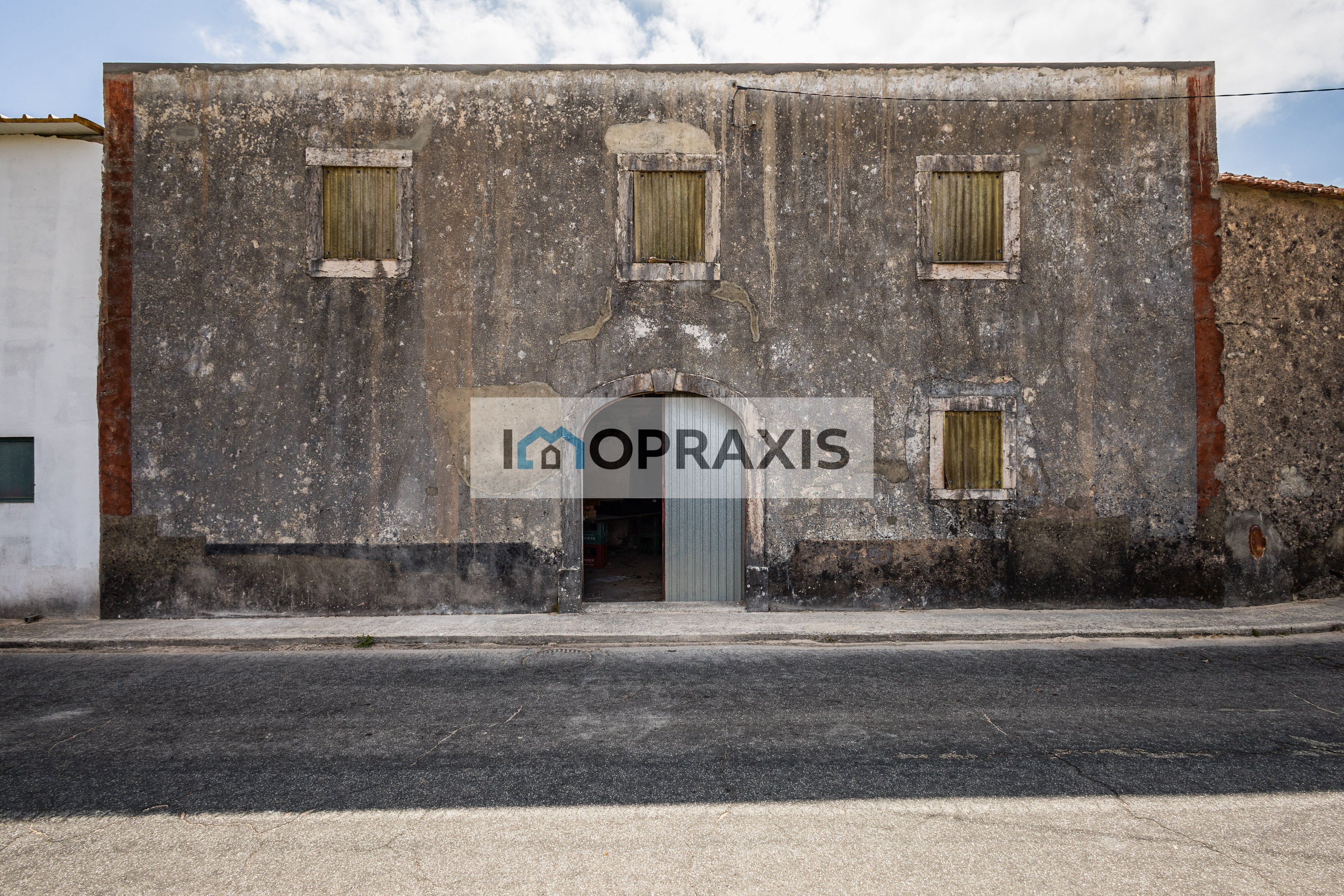 Moradia de tipologia T3, para recuperação, situada em Souto de Cima, na freguesia de Caranguejeira, Leiria.

Com uma construção de características tradicionais, esta propriedade destaca-se pelas suas paredes em pedra, elementos construtivos originais e pelo caráter genuíno de uma casa antiga, constituindo uma oportunidade interessante para quem procura um imóvel com identidade e potencial para recuperar e adaptar às suas necessidades.

A moradia encontra-se atualmente a necessitar de obras de recuperação, permitindo repensar os espaços e criar uma habitação personalizada, preservando, se desejado, alguns dos elementos tradicionais que conferem ao imóvel o seu caráter.

A localização alia a tranquilidade de uma zona residencial e familiar à proximidade das principais comodidades do dia a dia. Na Caranguejeira encontra serviços como centro de saúde, escolas, supermercado, farmácia, cafés, lavandaria, posto de combustível, entre outros, proporcionando uma vivência prática e tranquila, fora do centro urbano.

Beneficia ainda de bons acessos às principais vias de ligação, encontrando-se a cerca de 9 km do centro de Leiria, 20 km de Fátima e 150 km de Lisboa.

Uma oportunidade para quem procura uma moradia para recuperar, com características tradicionais e potencial para criar um espaço à medida, numa zona tranquila e com boas acessibilidades.

Entre em contacto para mais informações.