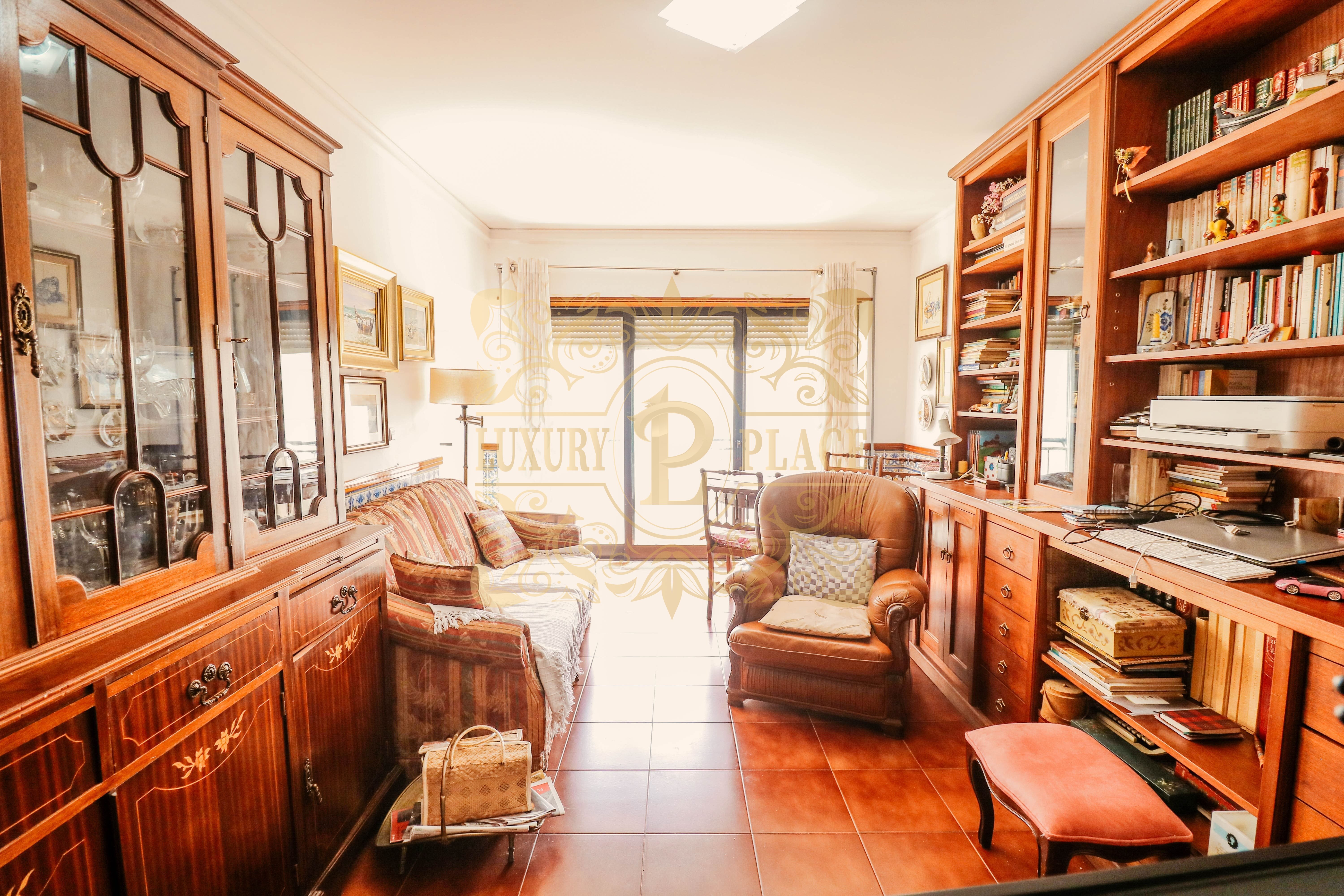 Apartamento T1 com Garagem Box a 1 Minuto da Praia de Sesimbra
EXCLUSIVO LUXURYPLACE

Apresentamos este excelente apartamento T1 com garagem box privativa, localizado numa das zonas mais privilegiadas de Sesimbra, a apenas 1 minuto a pé da praia. Uma oportunidade rara para quem procura viver junto ao mar, desfrutar de uma casa de férias ou investir numa localização com elevada procura durante todo o ano.

O apartamento encontra-se inserido no centro da vila, permitindo usufruir de todas as comodidades sem necessidade de utilizar o automóvel. A poucos passos encontrará supermercados, restaurantes, cafés, pastelarias, farmácias, bancos, mercado municipal, comércio tradicional, serviços e toda a animação característica de uma das vilas mais emblemáticas da costa portuguesa.

Ao entrar no imóvel somos recebidos por um hall de entrada que faz a distribuição para as várias divisões da habitação, proporcionando uma circulação prática e funcional.

A sala de estar e jantar apresenta uma área confortável e versátil, com espaço suficiente para criar ambientes distintos de lazer e refeições. A luminosidade natural e a disposição do espaço tornam esta divisão particularmente acolhedora, ideal para o quotidiano ou para receber familiares e amigos.

A cozinha destaca-se pelas suas dimensões generosas, dispondo de uma agradável zona de refeições que permite desfrutar de momentos mais informais em família. A sua configuração oferece excelente funcionalidade e potencial para modernização ou personalização de acordo com o gosto do futuro proprietário.

O quarto possui roupeiro embutido, garantindo uma boa capacidade de arrumação, e beneficia ainda de acesso a uma varanda fechada. Este espaço adicional pode ser aproveitado de diversas formas, funcionando como escritório, zona de leitura, área de arrumos ou simplesmente como extensão natural do quarto.

A casa de banho foi recentemente renovada e encontra-se equipada com poliban, apresentando uma imagem moderna e funcional, pronta a ser utilizada sem necessidade de qualquer intervenção.

Um dos maiores destaques deste imóvel é a garagem box privativa para uma viatura. No centro de Sesimbra, onde o estacionamento é cada vez mais valorizado, dispor de uma garagem fechada representa uma enorme vantagem, acrescentando conforto, segurança e valorização ao imóvel.

A localização é verdadeiramente excecional. Em apenas alguns segundos poderá estar na Praia de Sesimbra, desfrutando do mar, da marginal, dos restaurantes de peixe e marisco, dos passeios à beira-mar e de toda a qualidade de vida que esta vila oferece. A proximidade ao Porto de Abrigo, ao Castelo de Sesimbra, ao Parque Natural da Arrábida e às praias do Ribeiro do Cavalo, Califórnia e Ouro tornam esta localização ainda mais atrativa.

Pelas suas características, pela existência de garagem box e pela localização premium junto à praia, este apartamento adapta-se perfeitamente a diferentes perfis de compradores. Seja para residência permanente, casa de férias, alojamento local ou investimento para arrendamento, reúne condições difíceis de encontrar no mercado atual.

Uma oportunidade única de adquirir um apartamento no centro de Sesimbra, com garagem privativa e a apenas 1 minuto a pé da praia, numa das zonas mais procuradas e valorizadas da região.

Gestora do Imóvel: Andreia Souza