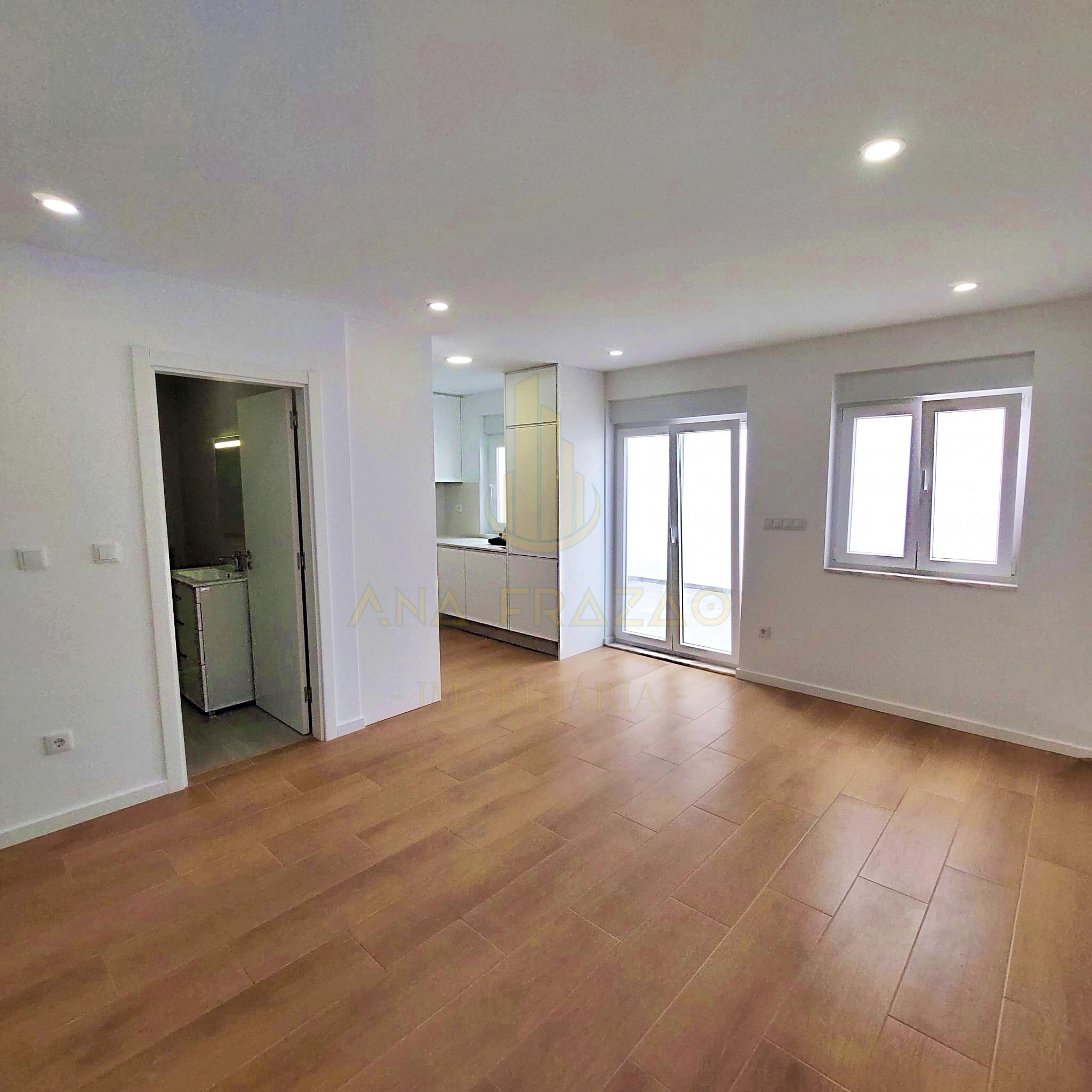 https://images.crm360.pt/imoveis/3yv15l/foto_marca_agua/2r9jd6a77enzd76cbda1ll.jpg