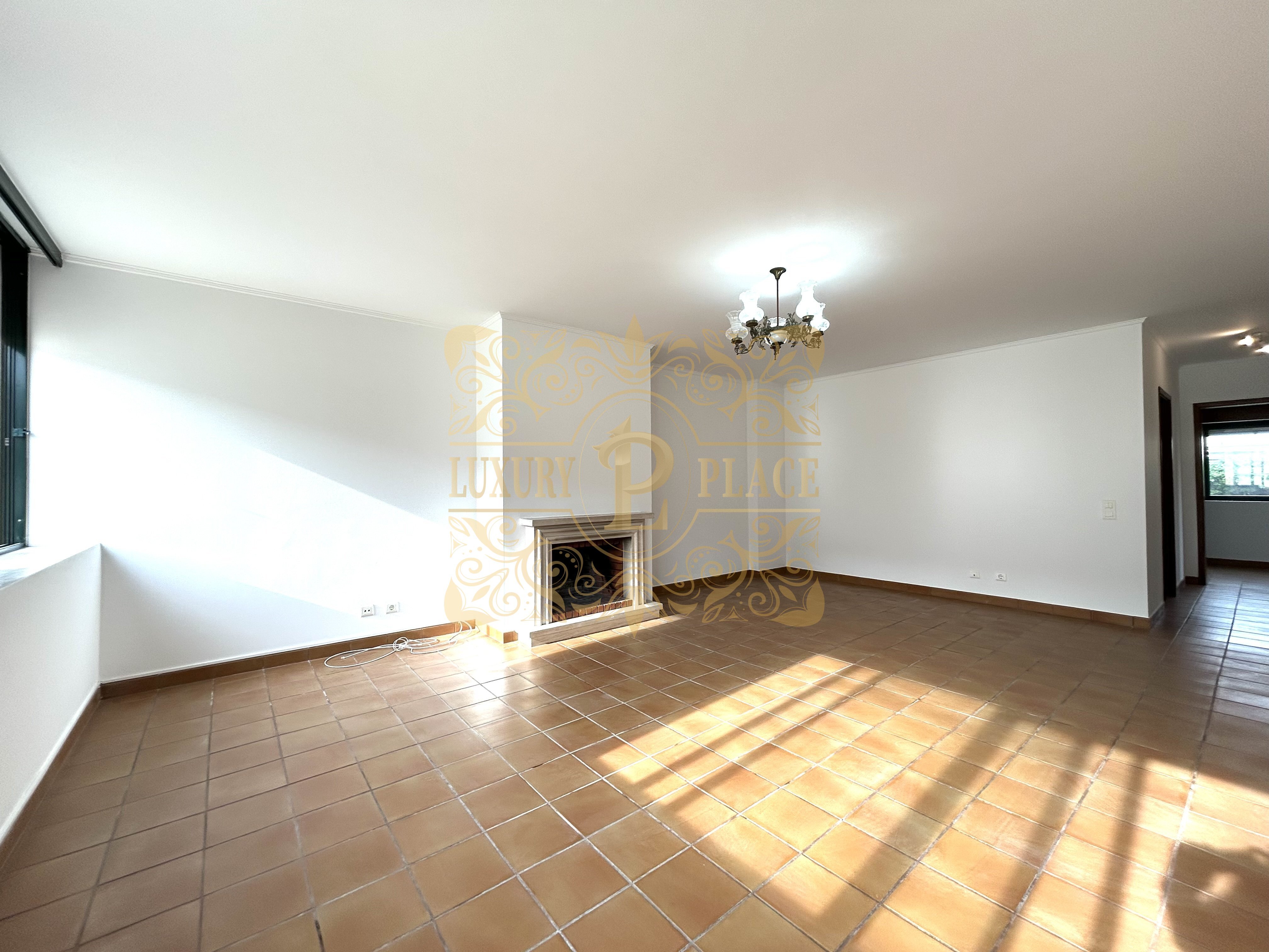 T2 de Grandes Áreas para Arrendamento | Quinta do Texugo – Sampaio | Sesimbra

Se procura qualidade de vida, tranquilidade e centralidade… este apartamento é daqueles que raramente aparecem no mercado.

Localizado na zona da Quinta do Texugo, em Sampaio, este espaçoso T2 destaca-se pelas suas áreas generosas, ambiente calmo e excelente envolvência familiar. Situado num rés-do-chão com pequeno espaço exterior, oferece o equilíbrio perfeito entre conforto, funcionalidade e lifestyle.

Características do apartamento:
• T2 com áreas muito acima da média
• Sala ampla com lareira
• Rés-do-chão com pequeno espaço exterior
• Excelente luz natural
• Zona residencial tranquila e segura
• Facilidade de estacionamento
• Ideal para famílias, casais ou quem procura viver com mais qualidade e conforto

 Localização privilegiada:
• A cerca de 500 metros das escolas
• Próximo de parques infantis e zonas verdes
• A poucos minutos do centro da Cotovia, com supermercados, cafés, restaurantes, farmácia, bancos, ginásios e todo o comércio essencial
• A apenas 5 minutos do Parque Augusto Pólvora — um dos espaços de lazer mais procurados da região, com zonas de caminhada, skate parque, fitness outdoor, parque infantil, trilhos e áreas de convívio  
• Muito próximo do novo Parque da Quinta do Texugo, recentemente criado para lazer, atividade física e momentos em família  
• A poucos minutos das praias de Sesimbra, da Serra da Arrábida e de toda a envolvência natural única da região

? Viver em Sesimbra é ter um lifestyle diferente.
Aqui consegue combinar a tranquilidade de uma zona residencial com a proximidade do mar, da natureza e de uma enorme oferta de lazer ao ar livre.

Entre praias deslumbrantes, trilhos na Serra da Arrábida, gastronomia reconhecida, desportos náuticos, mercados locais, cafés à beira-mar e um ambiente familiar e seguro… Sesimbra tornou-se uma das zonas mais procuradas para viver com qualidade de vida, estando ao mesmo tempo relativamente próxima de Lisboa.

Ideal para quem valoriza:
✔️ tranquilidade
✔️ espaço
✔️ natureza
✔️ acessos
✔️ vida familiar
✔️ qualidade de vida

Para mais informações ou agendamento de visita, entre em contacto.