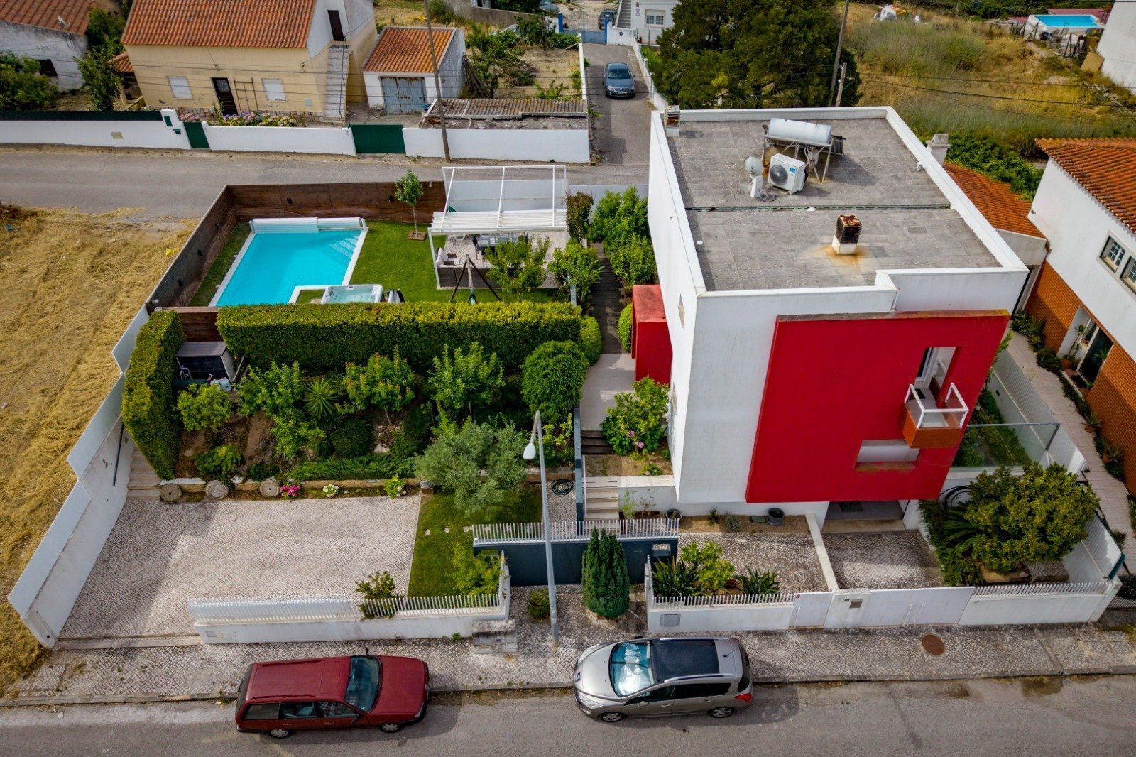 Moradia T3 com Garagem Box, Vista Mar, Piscina e Lote de Terreno Adicional

EXCLUSIVO LUXURYPLACE

Apresentamos esta fantástica moradia T3, uma propriedade única que combina conforto, espaço exterior e um lote de terreno adicional, criando um conjunto raro e extremamente versátil para habitação própria, casa de férias ou investimento.

A propriedade é composta por dois artigos que totalizam aproximadamente 540 m² de terreno, permitindo usufruir de amplas áreas exteriores e de várias zonas de lazer pensadas para toda a família.

A moradia distribui-se por três pisos.

No piso inferior encontra-se uma garagem box com capacidade para duas viaturas, oferecendo segurança e comodidade no dia a dia. Neste piso existe ainda uma agradável sala de estar de apoio, despensa e garrafeira, criando um espaço ideal para convívios, sala de jogos, zona de lazer ou arrumação complementar.

O rés do chão é dedicado à zona social da habitação, composta por uma confortável sala de estar e jantar equipada com salamandra, proporcionando um ambiente acolhedor durante todo o ano. A cozinha dispõe de uma prática zona de refeições, ideal para os momentos em família e para o quotidiano.

No primeiro piso encontra-se a zona privada da moradia, composta por três quartos, destacando-se uma suite com vista desafogada sobre o mar e Lisboa. Este piso beneficia ainda de duas varandas que permitem desfrutar da paisagem envolvente e da excelente exposição solar.

No exterior da moradia existe uma área com cerca de 270 m², onde se encontra uma antiga piscina atualmente coberta, churrasqueira e diversas possibilidades de reorganização e valorização do espaço exterior.

Como complemento, a propriedade inclui ainda um lote de terreno independente com aproximadamente 270 m², transformado numa verdadeira zona de lazer. Neste espaço encontra-se uma piscina, jacuzzi, zona de refeições ao ar livre, área dedicada às crianças com baloiço e várias zonas de convívio, proporcionando o cenário perfeito para desfrutar dos dias de verão e receber familiares e amigos.

A combinação entre a moradia e o lote adicional cria uma propriedade diferenciadora, com um total aproximado de 540 m² de terreno, oferecendo privacidade, espaço e uma qualidade de vida difícil de encontrar.

A vista mar e sobre Lisboa, as áreas exteriores, a garagem para duas viaturas, a piscina, o jacuzzi e as múltiplas zonas de lazer fazem desta propriedade uma excelente oportunidade para quem procura uma moradia completa, preparada para desfrutar em qualquer época do ano.

Uma oportunidade única de adquirir uma moradia com características exclusivas e um enorme potencial, onde conforto, lazer e localização se unem num só imóvel.

Gestora do Imóvel : Salomé Marquês