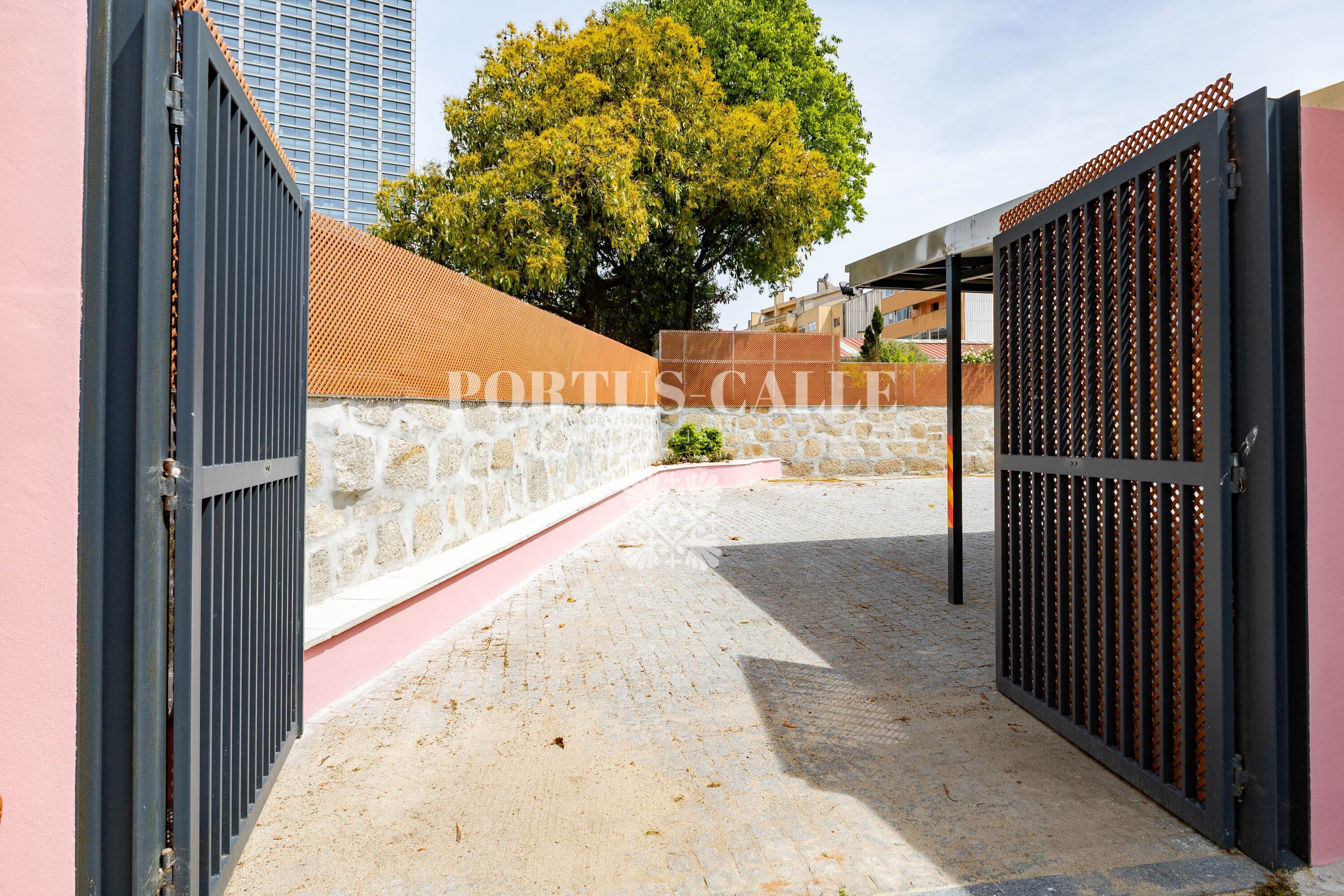 T0 com Jardim Privativo e lugar de estacionamento – Lordelo do Ouro, Porto