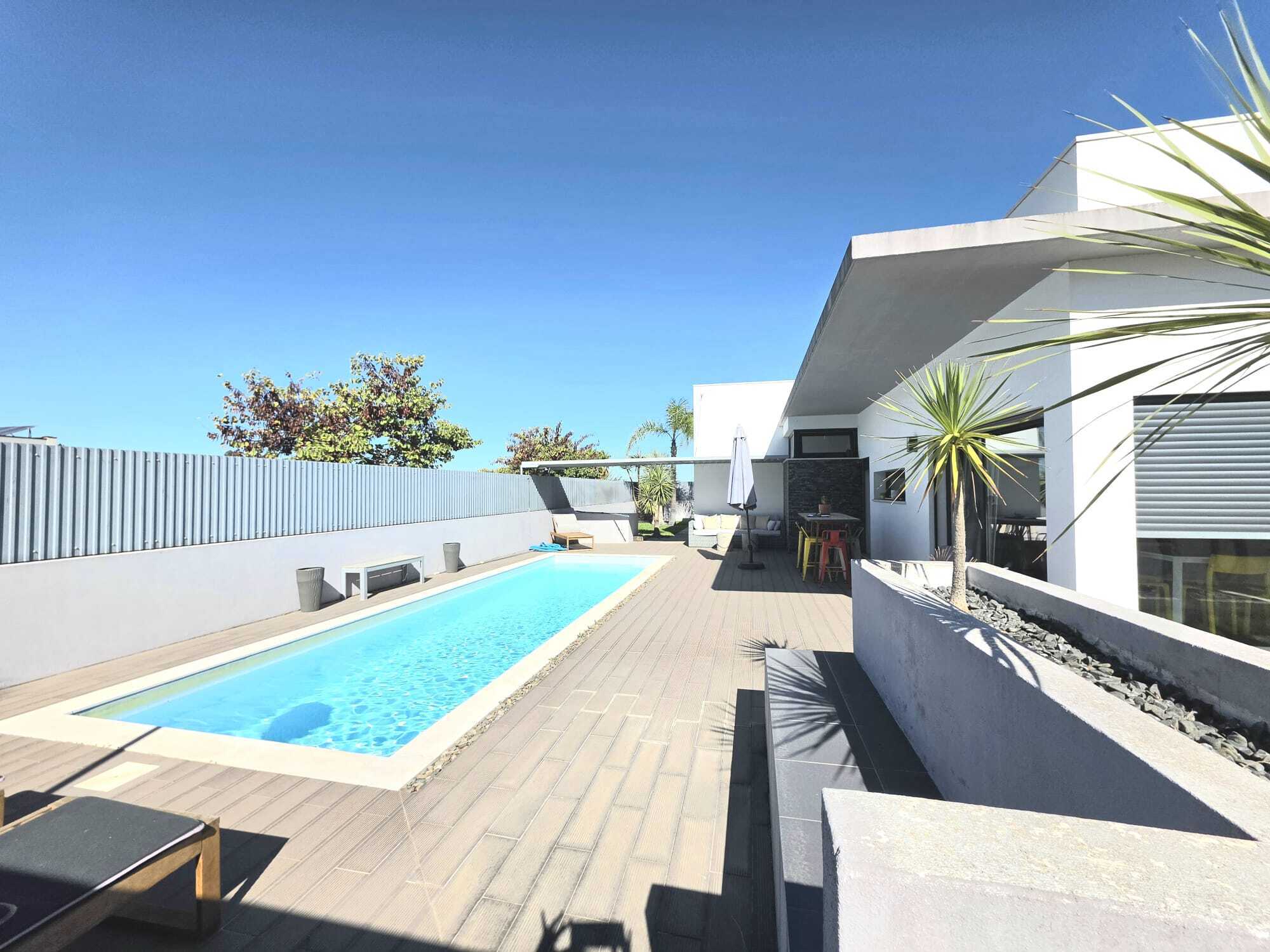 Privacidade, conforto e espaço exterior num dos cenários mais procurados do concelho de Sesimbra.

Apresentamos esta elegante moradia T3 térrea e isolada, situada na Carrasqueira, uma zona residencial tranquila e valorizada, onde a proximidade ao mar se combina com a serenidade de um ambiente mais reservado.

Implantada num lote de 492 m², esta propriedade foi pensada para quem valoriza uma casa com boas áreas, funcionalidade e, sobretudo, um verdadeiro espaço exterior para desfrutar durante todo o ano.

Uma moradia desenhada para uma vivência confortável

Toda a habitação desenvolve-se num único piso, proporcionando uma circulação cómoda e uma utilização prática dos espaços.

A área privada é composta por três quartos, dois dos quais em suíte, permitindo uma excelente organização familiar e maior privacidade.

A zona social destaca-se pela sua amplitude e pela ligação ao exterior, criando uma atmosfera acolhedora e convidativa, ideal tanto para o quotidiano como para receber família e amigos.

A propriedade dispõe ainda de três casas de banho, ar condicionado e painéis solares, conjugando conforto com eficiência.

Um exterior pensado para desfrutar

É no exterior que esta propriedade revela todo o seu potencial.

A piscina privada assume-se como o centro de uma área de lazer perfeita para os dias de verão, enquanto o jardim e as restantes zonas exteriores permitem criar diferentes ambientes para relaxar, conviver ou simplesmente aproveitar a tranquilidade da envolvente.

A zona de churrasqueira acrescenta ainda mais funcionalidade ao espaço, tornando os momentos de convívio ao ar livre numa parte natural da vida nesta casa.

Com 492 m² de terreno, existe espaço para viver o exterior com liberdade, privacidade e conforto.

Características que fazem a diferença
Moradia T3 térrea e isolada
Lote de 492 m²
2 quartos em suíte
3 casas de banho
Piscina privada
Jardim e zonas exteriores de lazer
Zona de churrasqueira
Garagem / área dependente
Ar condicionado
Painéis solares
172,95 m² de área de implantação
172,95 m² de área bruta de construção
149,95 m² de área bruta privativa
23 m² de área bruta dependente
Carrasqueira — Sesimbra

Viver aqui é estar perto do melhor que Sesimbra tem para oferecer.

A localização permite um acesso rápido à Vila de Sesimbra e às suas praias, assim como à Praia do Meco e Lagoa de Albufeira.

Com comércio, supermercados, serviços e outras comodidades nas proximidades, esta é uma localização que permite desfrutar da tranquilidade sem abdicar da conveniência.

Uma propriedade para quem sabe o que procura

Se procura uma moradia térrea, com piscina, privacidade, espaço exterior e duas suítes, numa localização tranquila e próxima das praias de Sesimbra, esta poderá ser a oportunidade que procura.

Mais do que uma moradia, um espaço pensado para viver Sesimbra com conforto e qualidade de vida.

? Carrasqueira, Sesimbra

Agende a sua visita e venha conhecer esta propriedade pessoalmente.

Carla Marques | Consultora Imobiliária
Luxury Place