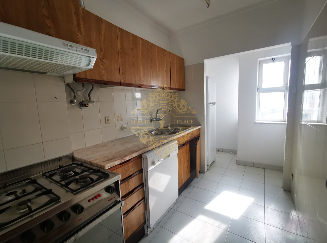 T2 Acolhedor no Centro da Cotovia – Sesimbra (Próximo de Escolas e Serviços)

Excelente apartamento T2 em rés-do-chão elevado, ideal para quem procura conforto, funcionalidade e a conveniência de ter tudo à porta.

Características do Imóvel:

Área Social: Sala luminosa com acesso direto a uma agradável varanda.

Cozinha: Semi-equipada, com boa arrumação e aproveitamento de espaço.

Quartos: 2 quartos confortáveis, ambos equipados com roupeiros embutidos.

Arrumação Extra: Dispensa no hall de entrada e arrecadação privativa na cave do edifício.

Edifício: Rés-do-chão elevado (oferece maior privacidade e segurança).

Localização e Envolvente:
Situado no coração da Cotovia, a apenas 200 metros da Estrada Nacional. Uma localização central que permite fazer o dia a dia a pé:

Escolas (Ideal para Famílias): A menos de 100 metros da Escola Básica da Cotovia e a menos de 1 km da Escola Secundária de Sampaio.

Comércio e Serviços: Farmácia, banco, papelaria, talho, cafés e comércio variado a poucos passos.

Transportes: Excelentes acessos e transportes públicos Para Sesimbra ou Lisboa nas proximidades.

Condições de Arrendamento:

Valor da Renda: 850 € / mês

Entrada: 2 Meses de Renda + Caução no valor de 1.700 €

Documentação Exigida:

Recibos de vencimento dos últimos 3 meses

Contrato de trabalho sem termo (ou declaração equivalente da entidade patronal)

Agende já a sua visita e venha conhecer a sua próxima casa!


GESTOR DO IMÓVEL : FERNANDO PEDROSA