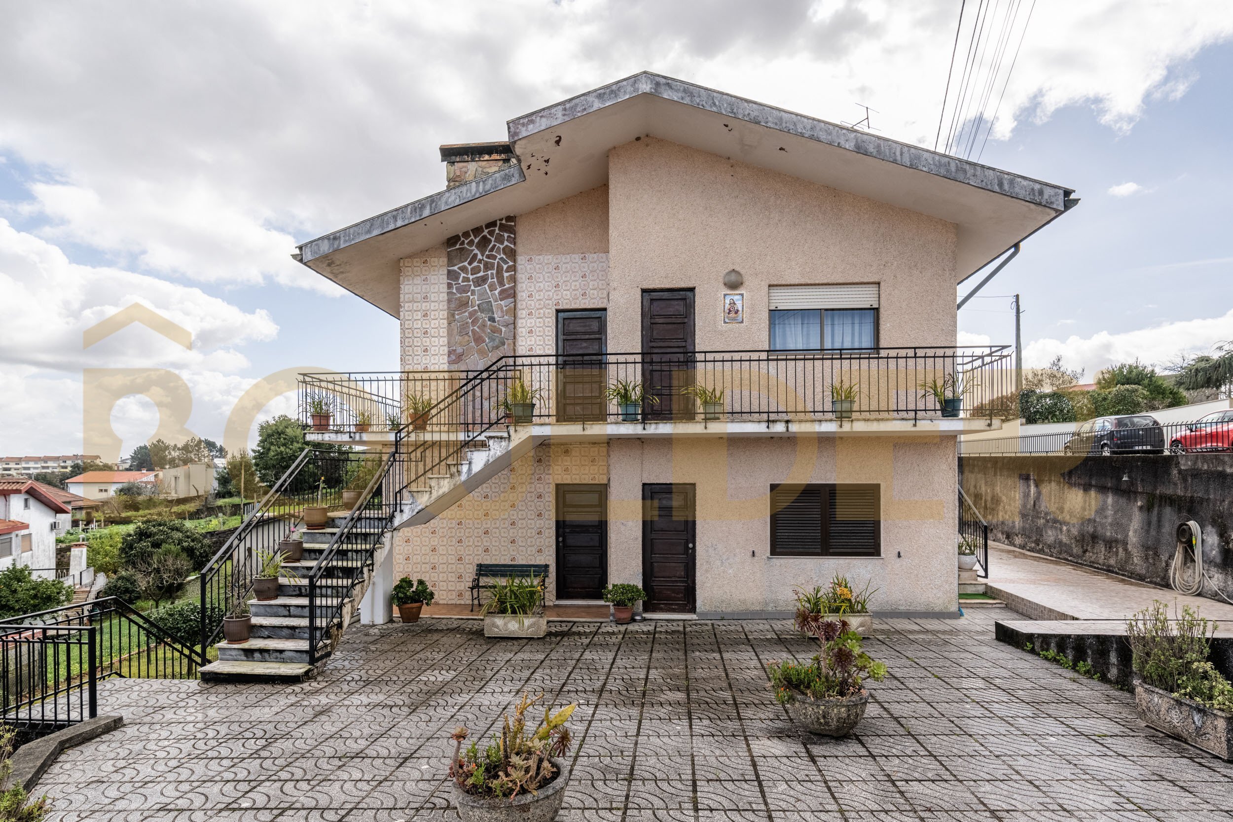 Moradia Bi-Familiar T6