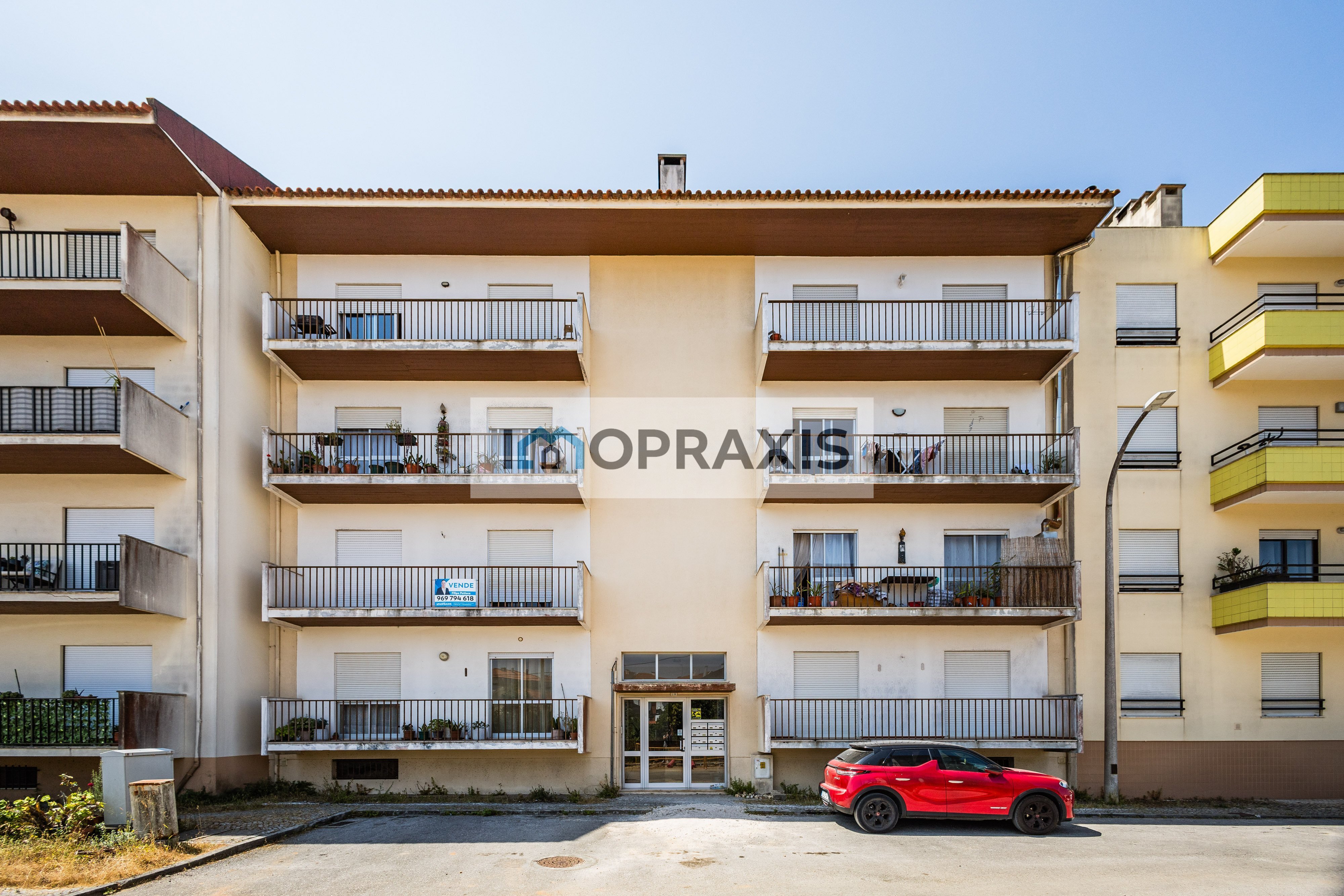 Localizado em Gândara dos Olivais, encontra este excelente apartamento T3 numa zona residencial , próxima de comércio e escolas. Este apartamento é uma ótima opção para quem procura conforto, espaço e uma boa localização, com uma boa exposição solar e luminosidade natural em todas as divisões.

Este imóvel possui uma cozinha equipada com exaustor e cilindro, uma sala ampla e luminosa com acesso a varanda, 3 quartos, sendo que um deles tem WC privativa (suite), e um roupeiro embutido no corredor para arrumação extra. Encontra-se em bom estado de conservação. Este apartamento situa-se no 1º andar e conta com lugar de parqueamento.

Situado numa zona residencial e bastante central, fica próximo de supermercados (Continente Bom Dia e Pingo Doce), farmácia, escolas primária e secundária, com bons acessos ao centro da cidade de Leiria e principais vias rodoviárias. Este apartamento é ideal para famílias ou para quem procura um investimento seguro.

Entre em contacto para mais informações.