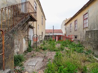 bfovrvd6pool8bau1hq0b.jpg