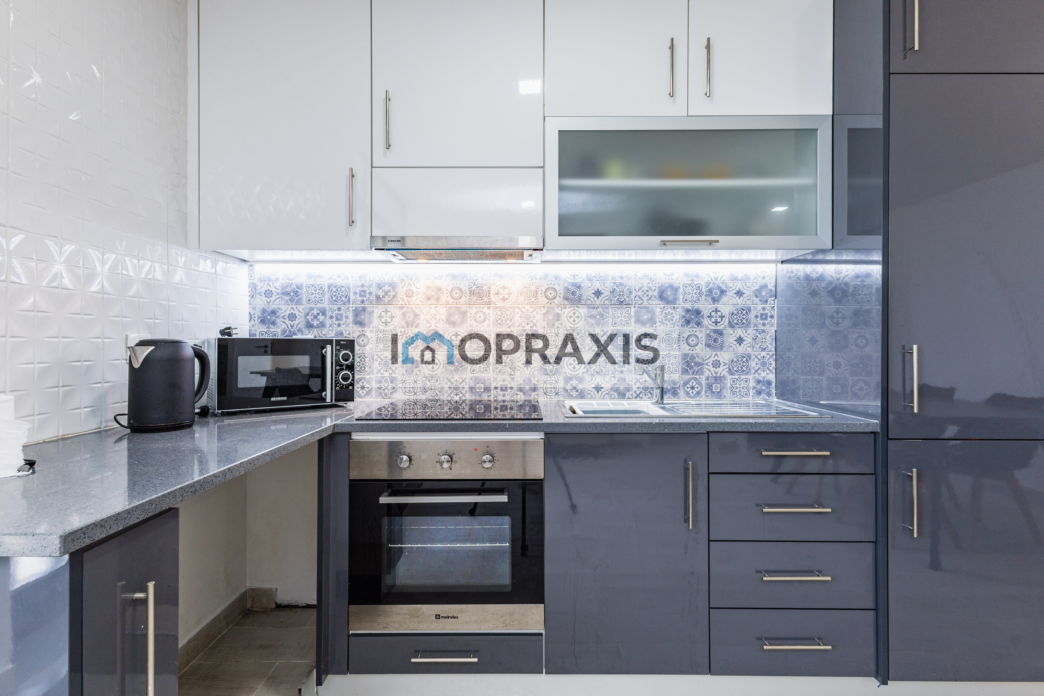 Apartamento T1 Renovado, Mobilado e Equipado em Leiria

Apresentamos este agradável apartamento T1 renovado, localizado numa zona residencial de Leiria, com boa exposição solar e uma localização prática, próxima de comércio, serviços e transportes públicos.

Com uma distribuição funcional e ambientes cuidadosamente aproveitados, o imóvel encontra-se mobilado e equipado, permitindo uma utilização imediata, sem necessidade de grandes investimentos adicionais.

A cozinha, de carácter funcional, encontra-se totalmente equipada e mobilada, dispondo ainda de uma prática despensa, proporcionando uma boa capacidade de arrumação.

O quarto dispõe de roupeiro embutido e encontra-se mobilado, incluindo uma secretária, criando também um confortável espaço de trabalho ou estudo.

A casa de banho, renovada e funcional, dispõe de cabine de duche e integra uma prática zona de lavandaria, equipada com máquina de lavar roupa e cilindro.

A localização constitui igualmente uma mais-valia, com fácil acesso às principais vias rodoviárias e a transportes públicos, encontrando-se próximo de supermercados, hospitais, comércio local e outros serviços essenciais.

Pelas suas características, localização e pelo facto de ser vendido mobilado e equipado, este apartamento apresenta-se como uma solução interessante tanto para habitação própria como para investimento.

Contacte-nos para obter mais informações.