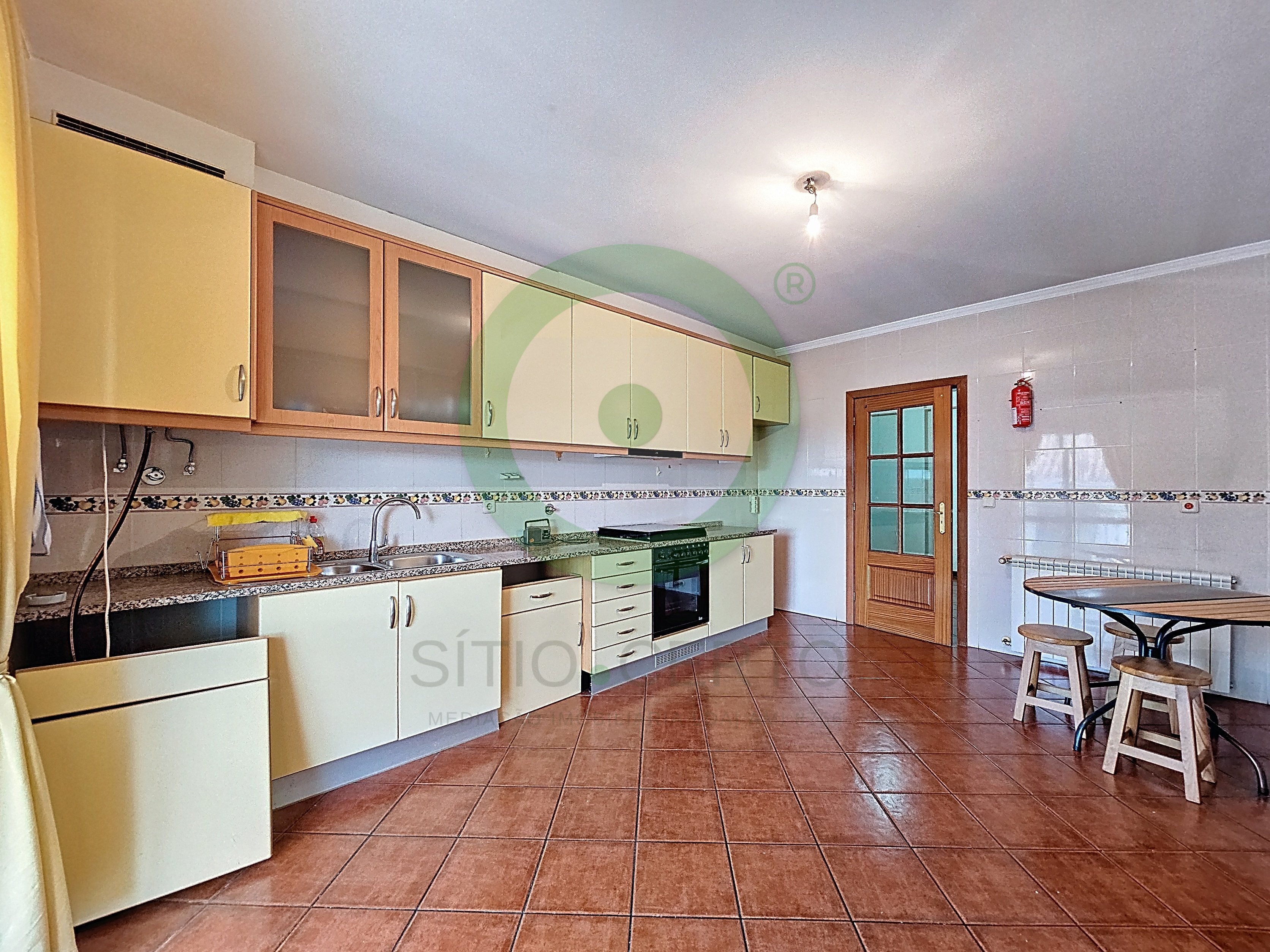 https://images.crm360.pt/imoveis/wm0ly4/foto_marca_agua/7guodr2ec6v1d0lqqnjrz1.jpg