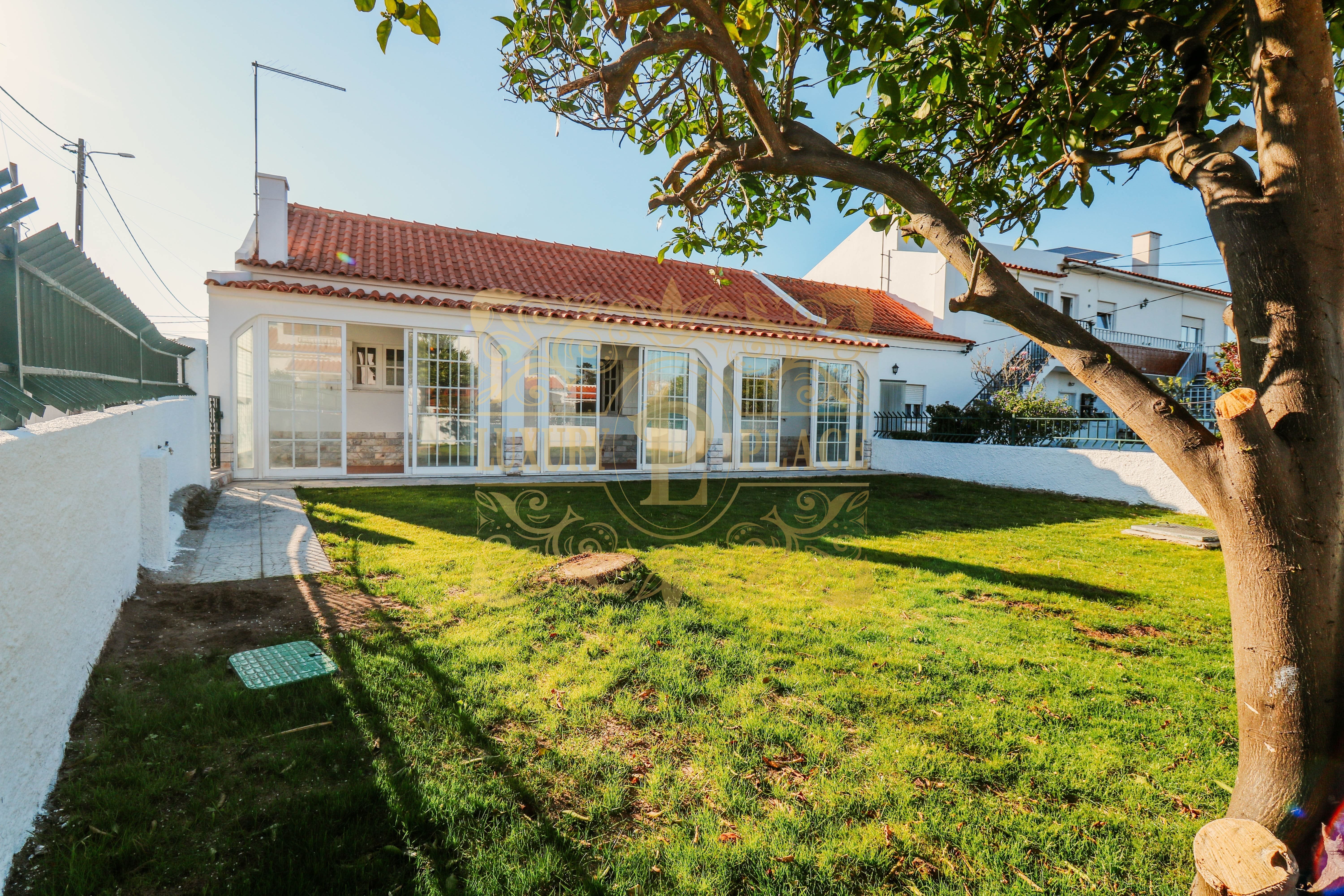 Moradia Térrea T2 Toda Remodelada Na Maça
EXCLUSIVO LUXURYPLACE

Moradia térrea T2 totalmente remodelada, localizada na Maçã, numa zona tranquila e de fácil acesso, ideal para quem procura qualidade de vida, espaço exterior e proximidade às praias.

A moradia apresenta uma organização funcional e moderna, iniciando com um hall de entrada que dá acesso a uma ampla sala de estar e jantar, com bastante luz natural e ligação direta ao logradouro e à zona exterior das traseiras, criando um ambiente fluido entre interior e exterior. A cozinha, em open space, conta com ilha e vista para a sala, proporcionando um espaço prático, atual e perfeito para o dia a dia e momentos de convívio.

Dispõe de dois quartos com boas áreas e uma casa de banho equipada com poliban.

No exterior, o imóvel destaca-se por duas zonas distintas. Na frente da moradia existe uma área ampla em pavimento cerâmico, onde se encontra a garagem, atualmente em processo de legalização, e espaço adicional que poderá ser adaptado a estacionamento, zona de lazer ou outro tipo de utilização. Nas traseiras, encontra-se um agradável logradouro com relva, uma laranjeira e área suficiente para criação de piscina, zona de refeições ao ar livre ou jardim, permitindo aproveitar ao máximo o espaço exterior.

Existe ainda a possibilidade de construção de um segundo piso, acrescentando potencial de valorização e permitindo ampliar a área habitacional no futuro.

Localizada na Maçã, a cerca de 10 minutos das praias da Arrábida e de Sesimbra, esta moradia beneficia de uma envolvente privilegiada, com comércio, escolas, transportes e serviços nas proximidades, oferecendo uma excelente combinação entre tranquilidade e conveniência.

Uma excelente oportunidade para quem procura uma moradia pronta a habitar, com espaço exterior e potencial de crescimento, numa das zonas mais procuradas da região.

Gestor Do Imóvel: André Lopes