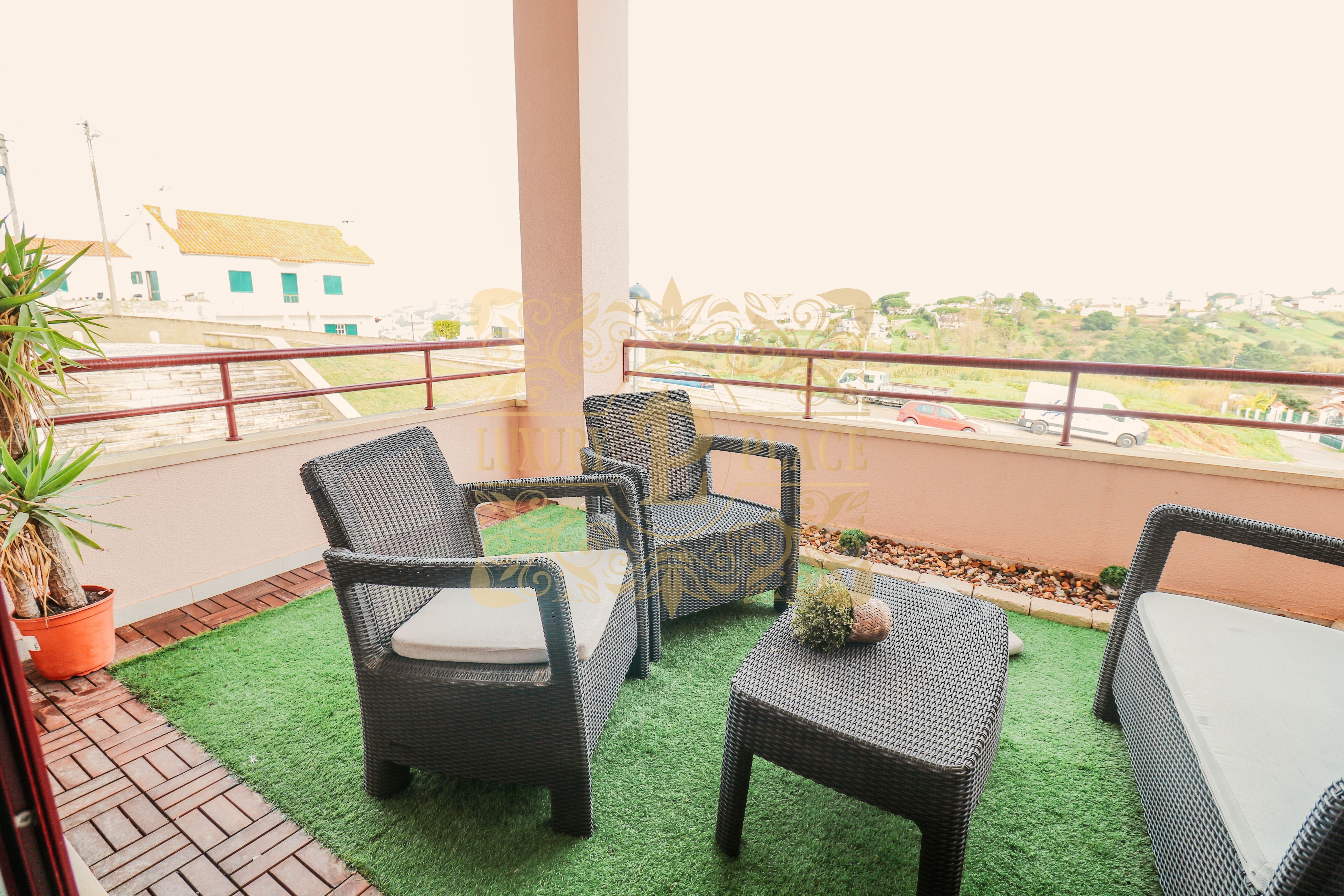 Loja com Possibilidade de Conversão em Apartamento | Varanda Ampla | Garagem | Almoinha

Exclusivo LuxuryPlace

Excelente oportunidade de investimento na Almoinha.

Esta loja com possibilidade de conversão em apartamento reúne tudo o que o mercado mais procura: localização, potencial de valorização e características raras como uma varanda ampla com vista aberta e garagem.

O espaço apresenta uma configuração versátil, permitindo a criação de um apartamento moderno e funcional, ideal tanto para habitação própria como para investimento em arrendamento ou revenda. A existência de uma varanda generosa, com boa exposição solar e vista desafogada, é um verdadeiro diferencial, oferecendo uma zona exterior privada difícil de encontrar neste tipo de imóvel.

A garagem acrescenta ainda mais valor, garantindo comodidade e facilidade de estacionamento, um fator cada vez mais decisivo na zona.
Situado numa área tranquila da Almoinha, com bons acessos, proximidade a comércio, serviços e transportes, este imóvel combina qualidade de vida com forte potencial de valorização futura.

Uma solução perfeita para quem procura transformar um espaço num apartamento à medida ou para investidores que querem rentabilidade acima da média.
Para mais informações ou agendamento de visita, entre em contacto.

Gestora do Imóvel: André Lopes