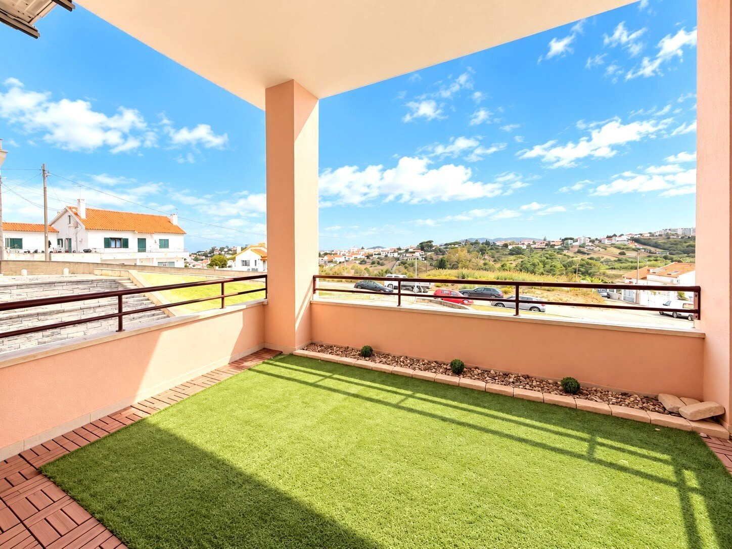 Loja com Possibilidade de Conversão em Apartamento | Varanda Ampla | Garagem | Almoinha

Exclusivo LuxuryPlace

Excelente oportunidade de investimento na Almoinha.

Esta loja com possibilidade de conversão em apartamento reúne tudo o que o mercado mais procura: localização, potencial de valorização e características raras como uma varanda ampla com vista aberta e garagem.

O espaço apresenta uma configuração versátil, permitindo a criação de um apartamento moderno e funcional, ideal tanto para habitação própria como para investimento em arrendamento ou revenda. A existência de uma varanda generosa, com boa exposição solar e vista desafogada, é um verdadeiro diferencial, oferecendo uma zona exterior privada difícil de encontrar neste tipo de imóvel.

A garagem acrescenta ainda mais valor, garantindo comodidade e facilidade de estacionamento, um fator cada vez mais decisivo na zona.
Situado numa área tranquila da Almoinha, com bons acessos, proximidade a comércio, serviços e transportes, este imóvel combina qualidade de vida com forte potencial de valorização futura.

Uma solução perfeita para quem procura transformar um espaço num apartamento à medida ou para investidores que querem rentabilidade acima da média.
Para mais informações ou agendamento de visita, entre em contacto.

Gestora do Imóvel: André Lopes