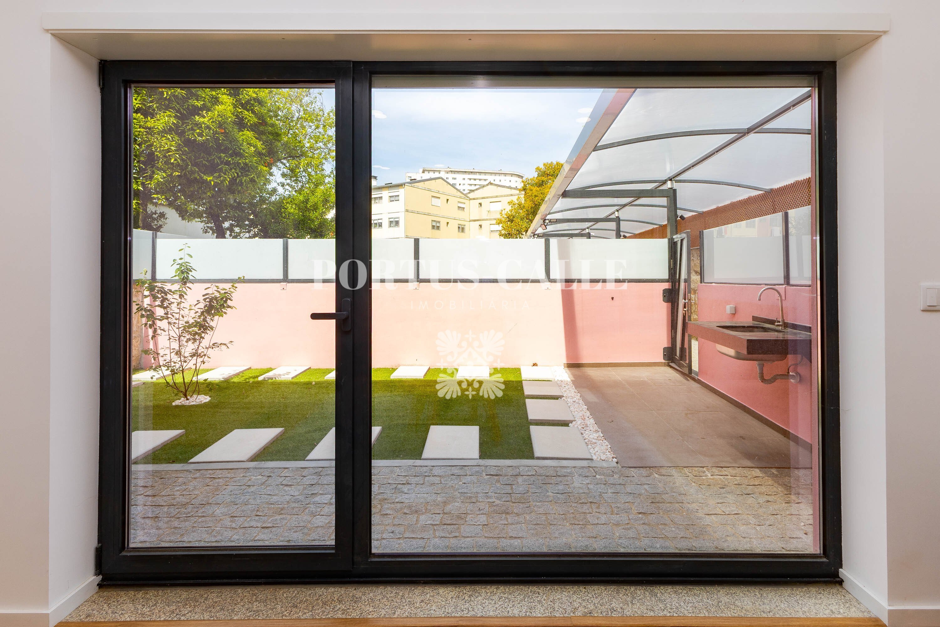 T1 com jardim Privativo e lugar de garagem – Lordelo do Ouro, Porto