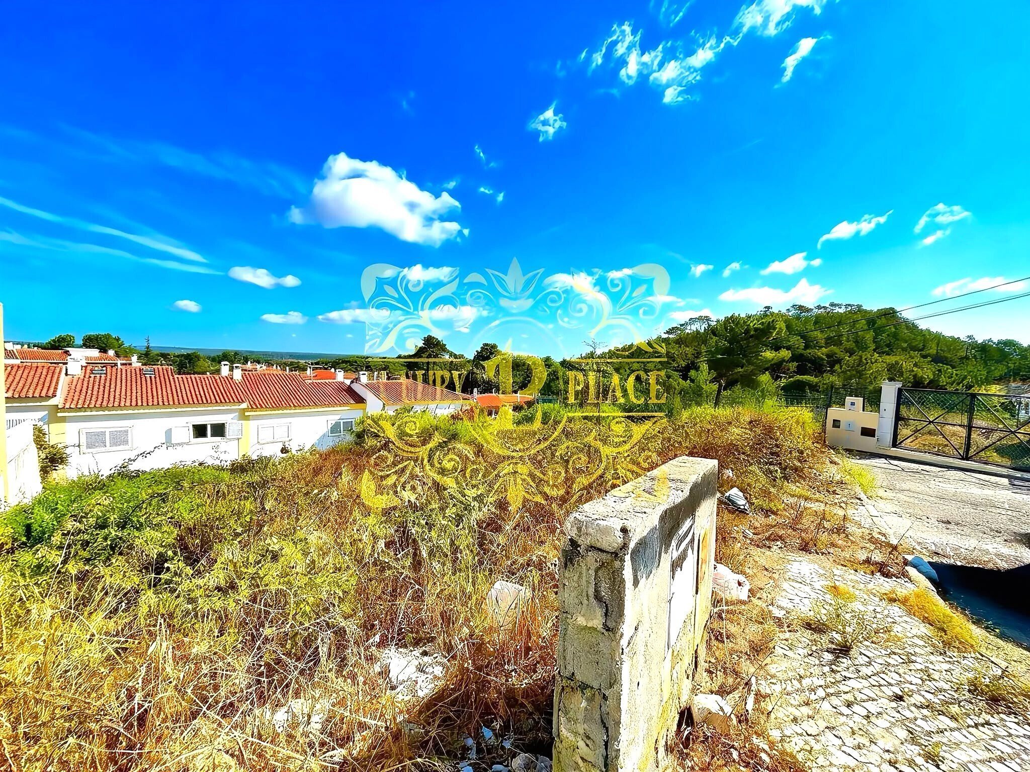 Descubra uma promissora oportunidade para concretizar os seus projetos de construção na encantadora Charneca da Cotovia. Este terreno, com uma área generosa de 336m2, apresenta uma área bruta de construção de 115m2, permitindo a criação de um espaço personalizado e acolhedor.

A área de implantação de 115m2 oferece uma base sólida para a construção de uma habitação que se integre harmoniosamente com o entorno. Localizado na Charneca da Cotovia, este terreno beneficia da proximidade de todos os serviços e comércio, proporcionando comodidade e facilidades no quotidiano.

Seja para realizar o sonho da casa própria ou investir numa propriedade com potencial valorização, este terreno é uma tela em branco para a materialização das suas ideias. A localização estratégica, aliada à área considerável, oferece versatilidade para diversas opções de construção.

Não perca a oportunidade de transformar este terreno numa residência personalizada, aproveitando a tranquilidade da Charneca da Cotovia sem prescindir da proximidade a todos os serviços essenciais. Agende uma visita para explorar o potencial deste terreno e iniciar o caminho para a realização dos seus objetivos imobiliários. Este é o momento de dar vida aos seus planos de construção, e este terreno é o local perfeito para começar.

Gestor do Imóvel: André Lopes