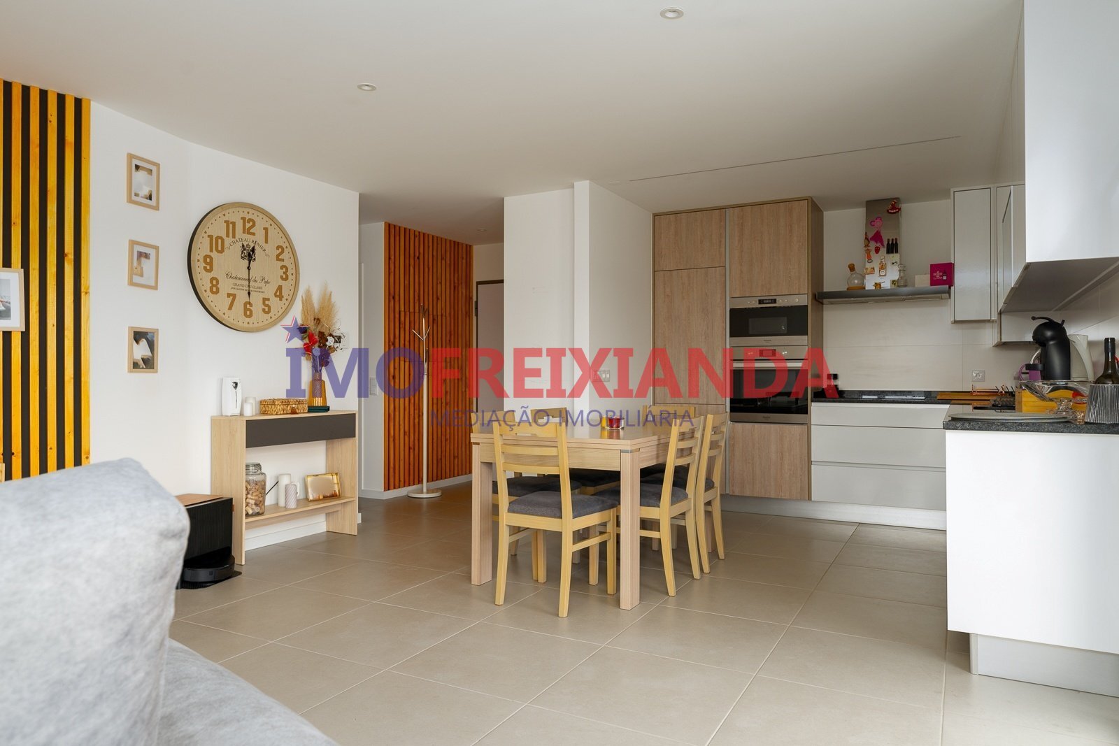 https://images.crm360.pt/imoveis/wzvmom/foto_marca_agua/x1kfbqxtpaabvcjuri072g.jpg