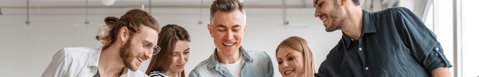 bg-image-topo-recruits-w2zzkw