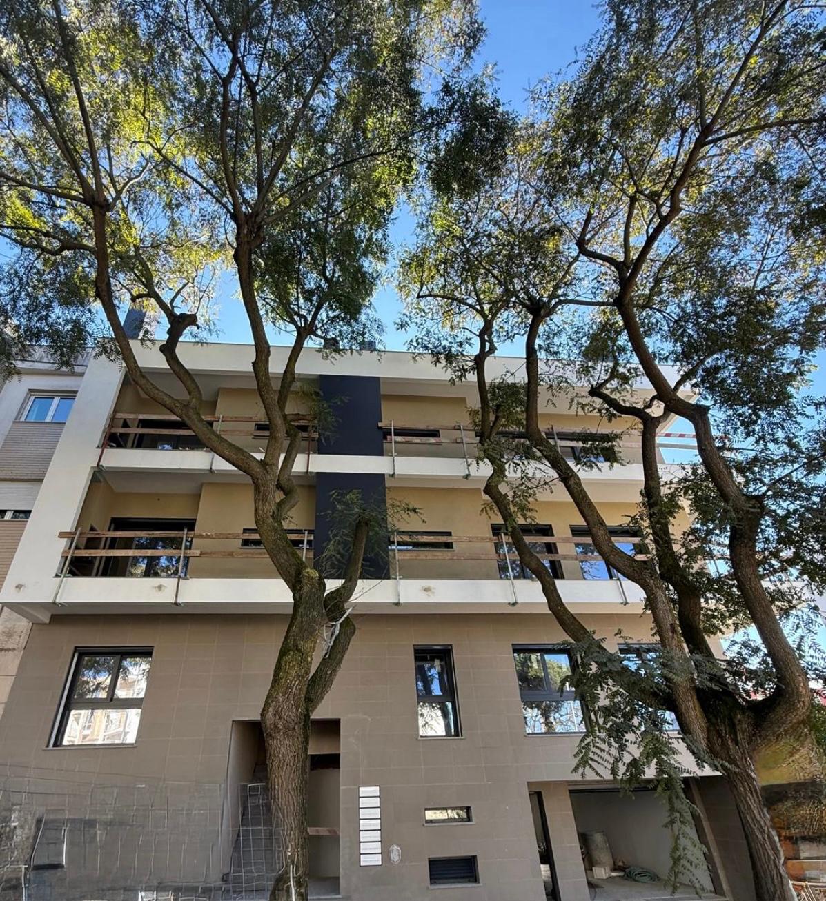 Empreendimento com apartamentos T1 e T2 na Quinta de São Marcos, Palhais com arrecadação, varanda e Parqueamento.